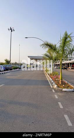 Bangalore, Karnataka, Indien - 26 2022. Oktober: Räumlichkeiten des Sir M Visvesvaraya Terminals oder SMVB-Räumlichkeiten zur goldenen Stunde am Abend. Indischer Bahnhof Stockfoto