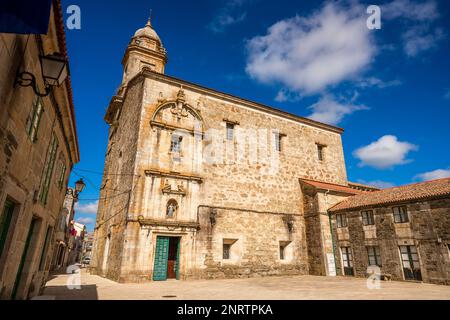 Melide, Galicien, Spanien. Meilenstein auf der Strecke Camino de Santiago. Blick von außen auf die Kirche St. Peter Stockfoto