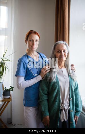 Porträt von Oberschwester und Oberschwester in ihrem Haus. Stockfoto