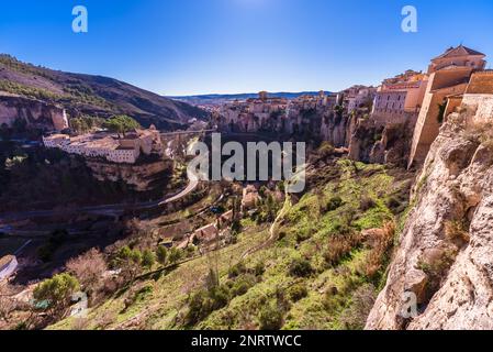 Cuenca, Spanien. Erhöhte Aussicht auf den Fluss Huécar und das Stadtbild Stockfoto