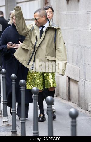 Ein Gast wird in der ersten Reihe der Giorgio Armani Modenschau während der Mailänder Fashion Week Frauenbekleidung Herbst/Winter 2023/2024 am 26. Februar 2023 in Mailand, Italien, gesehen. ©Foto: Cinzia Camela. Stockfoto