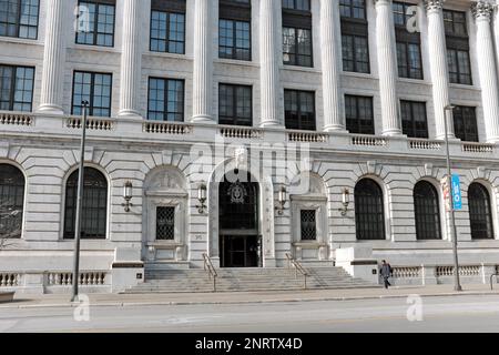 Haupteingang zur Cleveland Public Library Hauptniederlassung an der Superior Avenue im Zentrum von Cleveland, Ohio, USA. Die Bibliothek wurde 1869 gegründet. Stockfoto