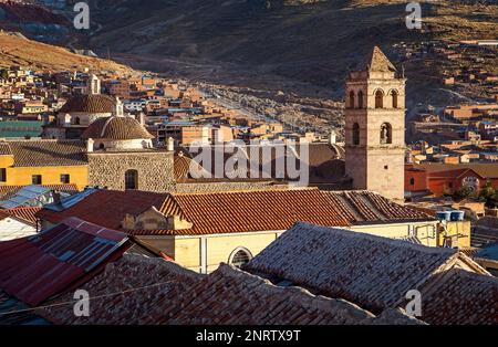 Kirche und Kloster von San Francisco und die Skyline der Stadt, Potosi, Bolivien Stockfoto