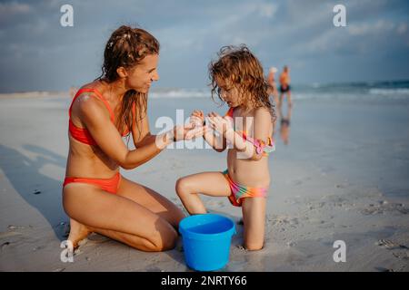 Mutter mit ihrer kleinen Tochter genießt Zeit auf See. Stockfoto