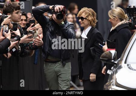 Isabelle Huppert ist in der ersten Reihe der Giorgio Armani Modenschau während der Mailänder Modewoche Frauenmode Herbst/Winter 2023/2024 am 26. Februar 2023 in Mailand, Italien, zu sehen. ©Foto: Cinzia Camela. Stockfoto