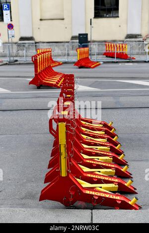 Polizei, Auto, Hindernis, Straßensperre, Straße, Straße, Auto, Lkw, Antiblockiersystem, Terror, Amok, Rad, Reifen, Stopp, Stopp, Transporter, Fahrzeug, Tank, Schützen, Speichern, Stockfoto