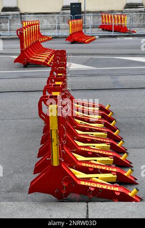 Polizei, Auto, Hindernis, Straßensperre, Straße, Straße, Auto, Lkw, Antiblockiersystem, Terror, Amok, Rad, Reifen, Stopp, Stopp, Transporter, Fahrzeug, Tank, Schützen, Speichern, Stockfoto