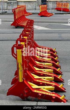 Polizei, Auto, Hindernis, Straßensperre, Straße, Straße, Auto, Lkw, Antiblockiersystem, Terror, Amok, Rad, Reifen, Stopp, Stopp, Transporter, Fahrzeug, Tank, Schützen, Speichern, Stockfoto