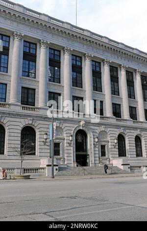 Haupteingang zur Cleveland Public Library Hauptniederlassung an der Superior Avenue im Zentrum von Cleveland, Ohio, USA. Die Bibliothek wurde 1869 gegründet. Stockfoto