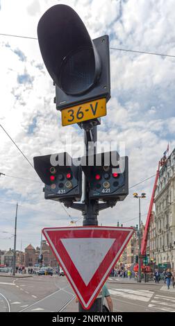 Amsterdam, Niederlande - 16. Mai 2018: Ampelschild für Straßenbahnen, öffentliches Nahverkehrssystem in der Stadt. Stockfoto