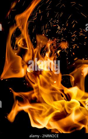 Feuer mit Funkenflug in der Nacht Stockfoto