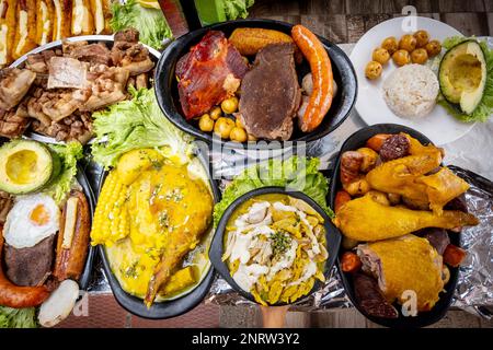 Ajiaco, Hähnchen, Würstchen, Blutwurst, Schweinefleischrinden, Avocado, Pollo, Chorizo, morcilla, chicharron, Aguacate, Sancocho, Suppe, typischen kolumbianischen gastron Stockfoto