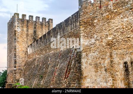 Detail der Burg St. Georg in Lissabon, Portugal, 2023 Stockfoto