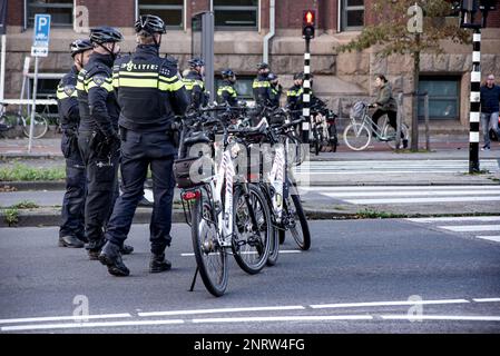 07. November 2021, Den Haag, Niederlande, Malieveld, Protest gegen staatliche Maßnahmen zur Prävention von COVID-19-Infektionen, Polizeikräfte im Dienst, Provid Stockfoto