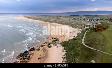 Luftaufnahme des Royal Dornoch Golf Links und Dornoch Beach, eines der Ziele an der berühmten North Coast 500 Route Stockfoto