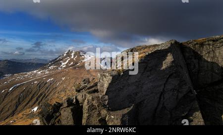 Kletterer macht ein Foto vom Gipfel des Cobbler (Beinn Artair) oder Ben Arthur Mountain in der Nähe des Lochs Long in Argyll & Bute, Schottland Stockfoto