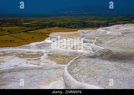 Blick auf trockene traventines in Pamukkale an einem sonnigen Sommertag. Truthahn Stockfoto