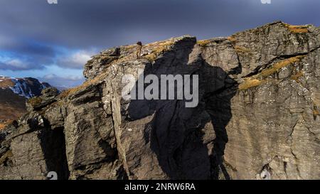 Kletterer macht ein Foto vom Gipfel des Cobbler (Beinn Artair) oder Ben Arthur Mountain in der Nähe des Lochs Long in Argyll & Bute, Schottland Stockfoto