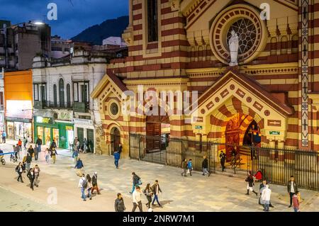 Carrera 7 oder Carrera septima und Iglesia de Nuestra Señora de las Nieves oder Nuestra Señora de las Nieves Kirche, Bogota, Kolumbien Stockfoto