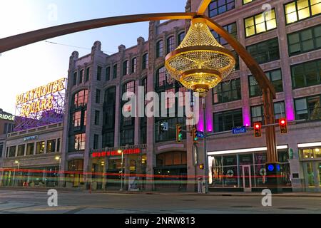 Ein großer Kronleuchter im Freien hängt über dem Querschnitt der Euclid Avenue und East 14. Street im Theaterviertel im Zentrum von Cleveland, Ohio. Stockfoto