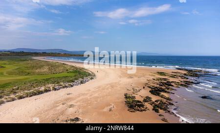 Luftaufnahme des Royal Dornoch Golf Links und Dornoch Beach, eines der Ziele an der berühmten North Coast 500 Route Stockfoto