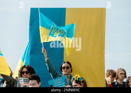 Istanbul, Türkei. 24. Februar 2023. Ein junger Demonstrant schwenkt während einer Anti-Kriegs-Demonstration in Istanbul mit einer ukrainischen Flagge. Demonstranten versammeln sich in Zentral-Istanbul, der Türkei, um den einjährigen Jahrestag der russischen Invasion der Ukraine zu begehen. Nach einem Jahr russischer Invasion geht der Kampf weiter. (Foto: Nicholas Muller/SOPA Images/Sipa USA) Guthaben: SIPA USA/Alamy Live News Stockfoto
