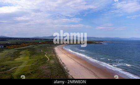 Luftaufnahme des Royal Dornoch Golf Links und Dornoch Beach, eines der Ziele an der berühmten North Coast 500 Route Stockfoto