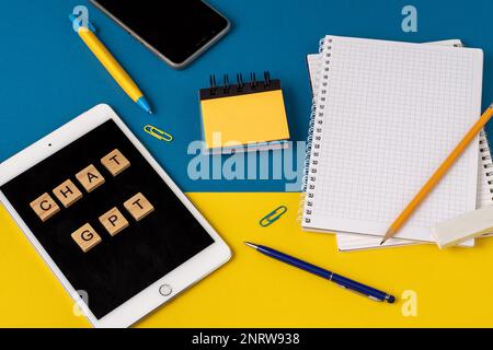 Arbeits- und Studienhintergrund mit Hilfe eines ChatGPT-bot. Wörter in Holzbuchstaben. Tischansicht mit freiem Notizbuchbereich. Chat-GPT zum Arbeiten und Erstellen. Ukraine, Kiew - 21. Februar 2023 Stockfoto