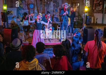 Musikalische Leistung, in La Aldea Nicho kulturellen, Kulturzentrum, Bogotá, Kolumbien Stockfoto