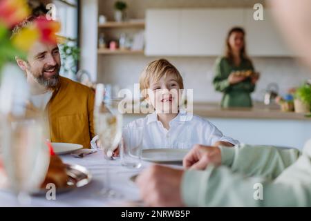 Glückliche junge Familie bereitet sich auf das Osteressen vor. Stockfoto