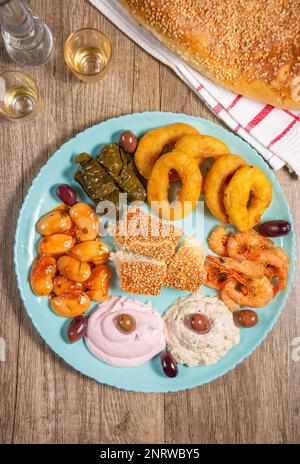 Griechisches traditionelles Fastenessen. Oliven, Bohnen, Meeresfrüchte, traditionelle Salate und Brot lagana Stockfoto