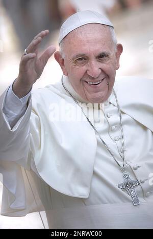 13. März 2023 markiert 10 Jahre Papst Franziskus. Im Bild : Papst Franziskus während der Jubiläumsaudienz auf dem Petersplatz im Vatikan. Am 10. September 2016. Stockfoto
