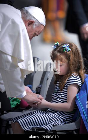 13. März 2023 markiert 10 Jahre Papst Franziskus. Im Bild : Papst Franziskus segnet die fünfjährige Lizzy Myers aus den Vereinigten Staaten, die an einer seltenen genetischen Krankheit leidet, die ihr Gehör nehmen und allmählich ihre blinde General Papal Audienz, St., machen wird Petersplatz, Vatikanstadt, Rom, Italien - 06. April 2016 Stockfoto