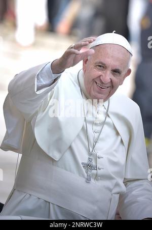 13. März 2023 markiert 10 Jahre Papst Franziskus. Im Bild : Papst Franziskus während der Jubiläumsaudienz auf dem Petersplatz im Vatikan. Am 10. September 2016. Stockfoto