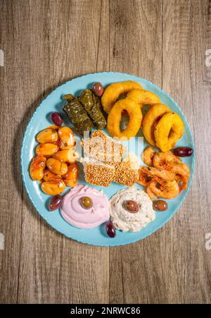 Griechisches traditionelles Fastenessen. Oliven, Bohnen, Meeresfrüchte, traditionelle Salate und Brot lagana Stockfoto