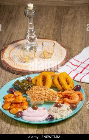 Griechisches traditionelles Fastenessen. Oliven, Bohnen, Meeresfrüchte, traditionelle Salate und Brot lagana Stockfoto