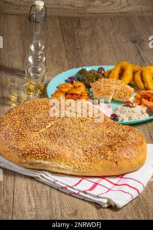 Traditionelles griechisches Brot ( lagana ) mit traditionellem griechischem Fastenessen für sauberen Montag Stockfoto