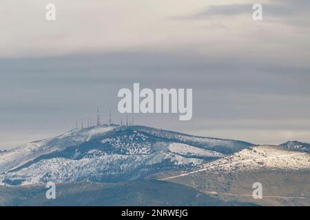 Panoramablick auf den Gipfel des schneebedeckten Monte Serra, Provinz Pisa, Italien Stockfoto