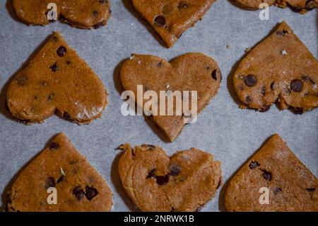 Herzförmige Schokoladenkekse zum Backen Stockfoto