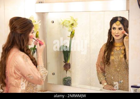 Indische Braut in traditioneller Hochzeitskleidung Stockfoto