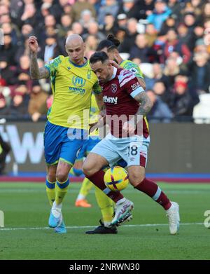 West Ham United's Danny ings unter Druck von Jonjo Shelvey aus Nottingham Forest und Felipe aus Nottingham Forest während der englischen Premier League socc Stockfoto