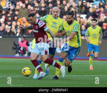 West Ham United's Danny ings unter Druck von Jonjo Shelvey aus Nottingham Forest und Felipe aus Nottingham Forest während der englischen Premier League socc Stockfoto