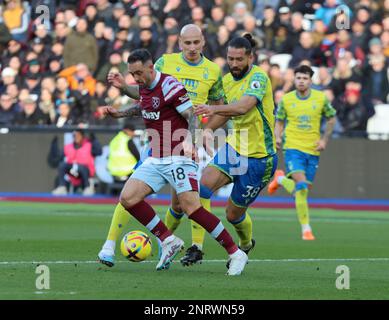 West Ham United's Danny ings unter Druck von Jonjo Shelvey aus Nottingham Forest und Felipe aus Nottingham Forest während der englischen Premier League socc Stockfoto