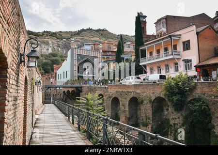 Alte Schwefelbäder in Abanotubani Bezirk mit aus Holz geschnitzten Balkonen in der Altstadt von Tiflis, Georgien. Stockfoto