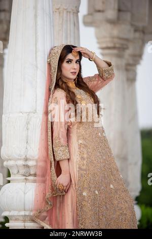 Indische Braut in traditioneller Hochzeitskleidung Stockfoto