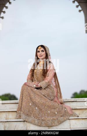 Indische Braut in traditioneller Hochzeitskleidung Stockfoto