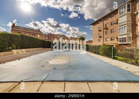 Ein mit Leinwand überdachter Sommerpool, um den Winter in den Gemeinschaftsbereichen einer Urbanisierung zu verbringen Stockfoto