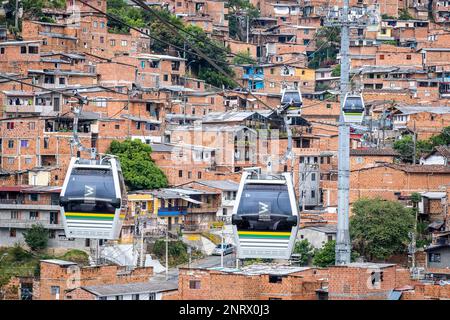 Oder Seilbahn Metrocable oder Gondelbahn, H Leitung, öffentliche Verkehrsmittel, über COMUNA 8, Medellín, Kolumbien Stockfoto
