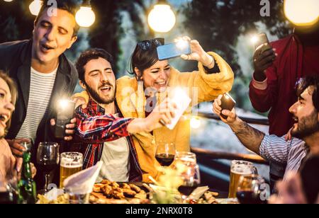 Männer und Frauen im gemischten Alter, die Spaß beim Trinken im Weinlokal haben - Essen Getränke Lifestyle Konzept für glückliche, trendige Menschen, die Zeit zusammen genießen Stockfoto