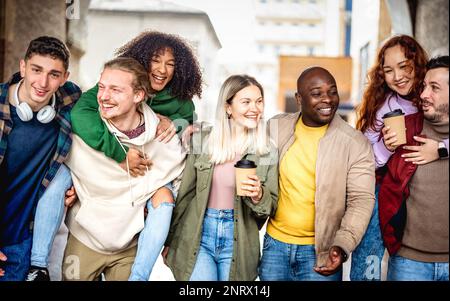 Multiethnisches Lebensstil-Konzept mit fröhlichen Freunden, die zusammen in der Altstadt spazieren gehen - Junge Jungs und Mädchen haben Spaß auf den Straßen der Stadt Stockfoto